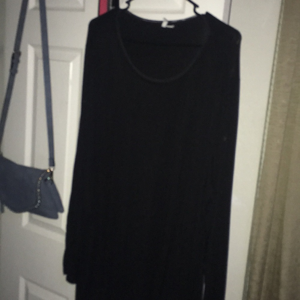 Black tunic openings on side of sleeve